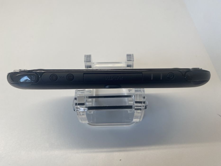 PS Vita Slim 64GB +17 ігор в подарунок!