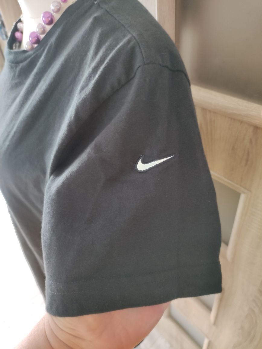 Oryginalny t-shirt firmy Nike, wyszywane logo. W rozmiarze XL - 42