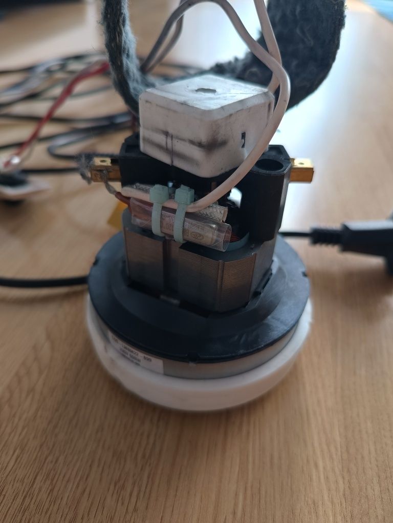 Silnik kompletny włącznik przewód 600 W 230V