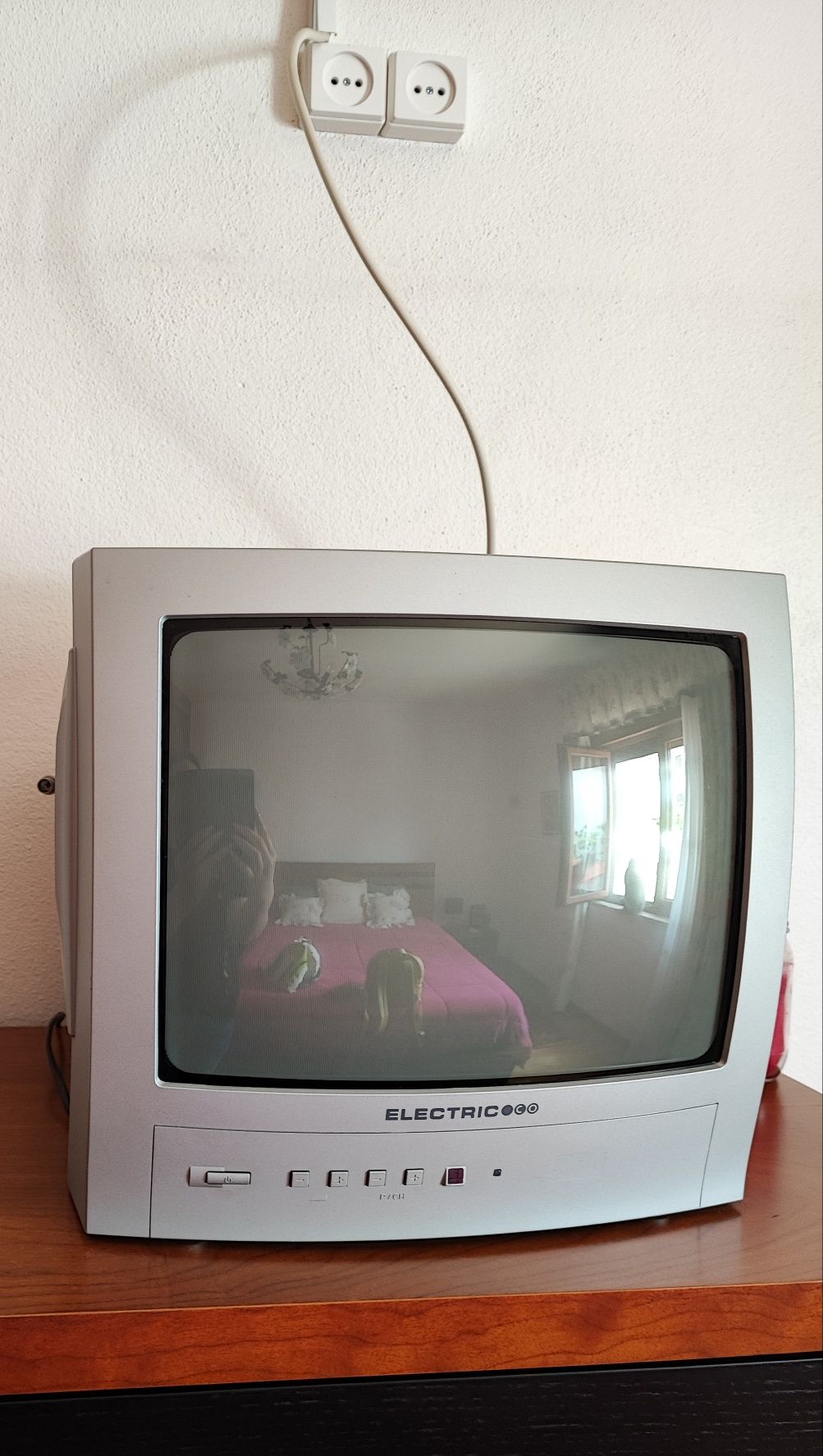 Vende se televisão