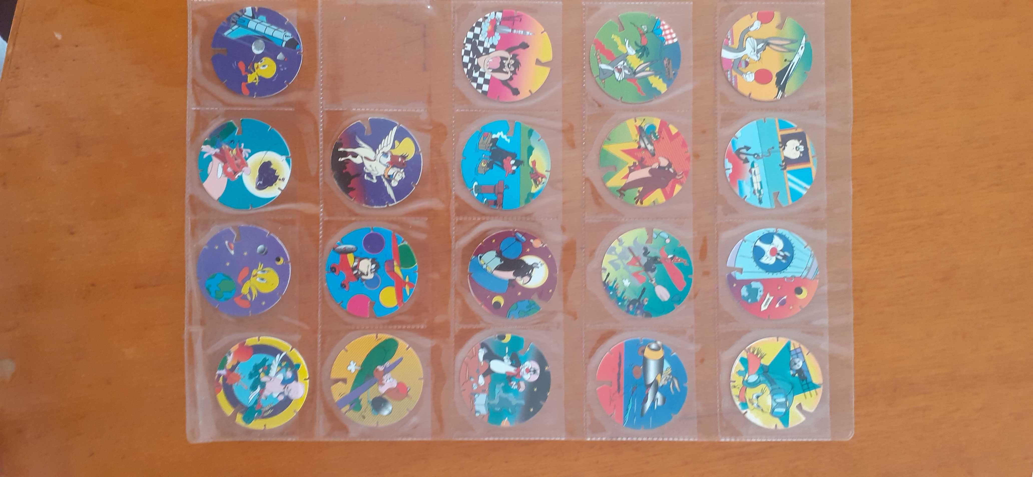 Tazos com diferentes temas