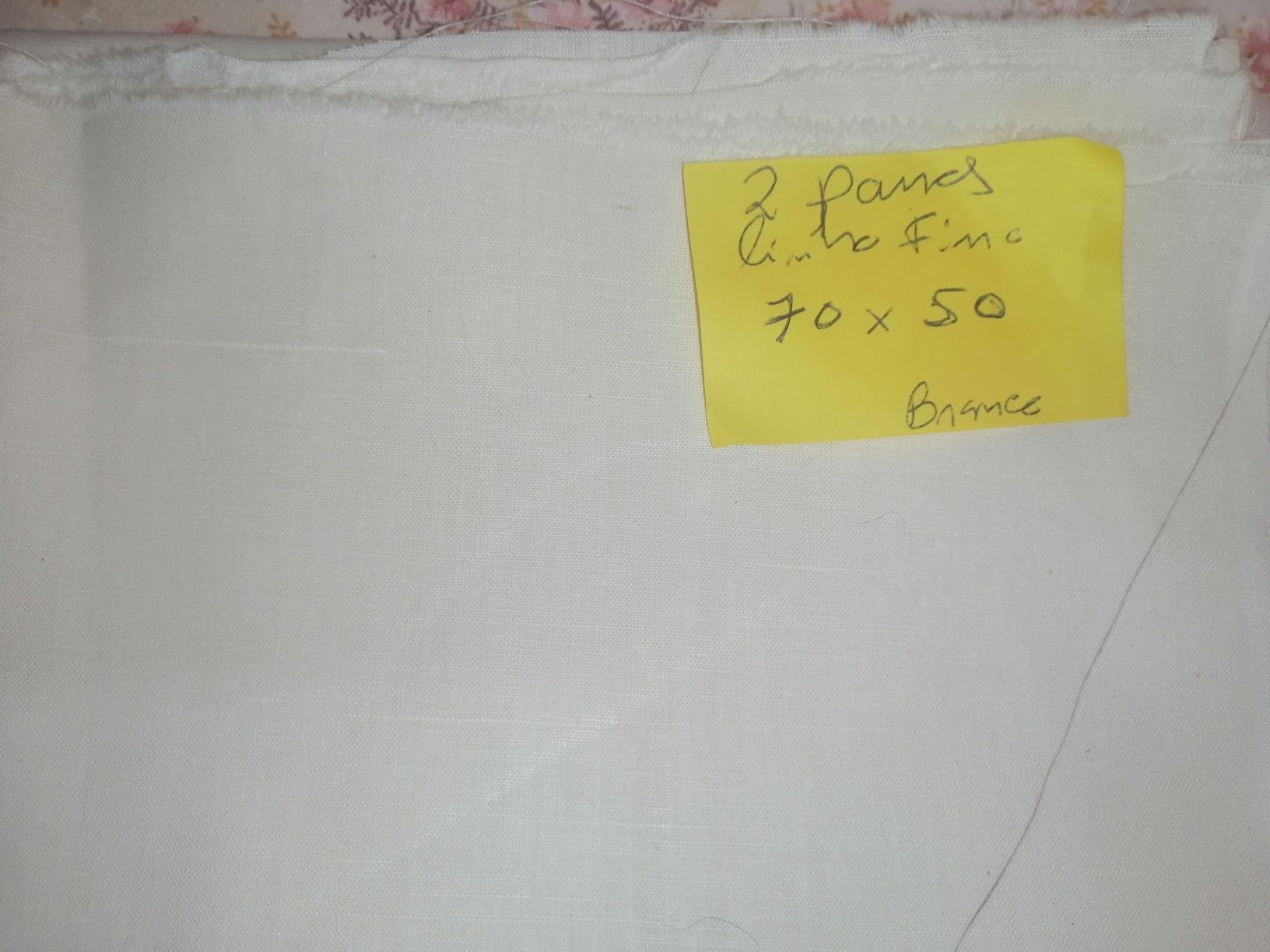 Retalhos de linho meio fino.