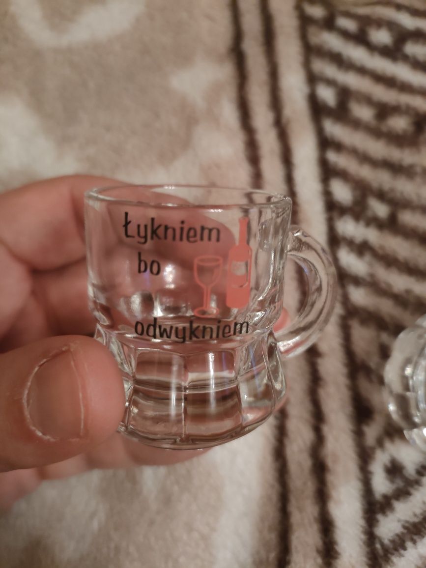 Komplet kryształowych kieliszków w formie kufelków z zabawnymi hasłami