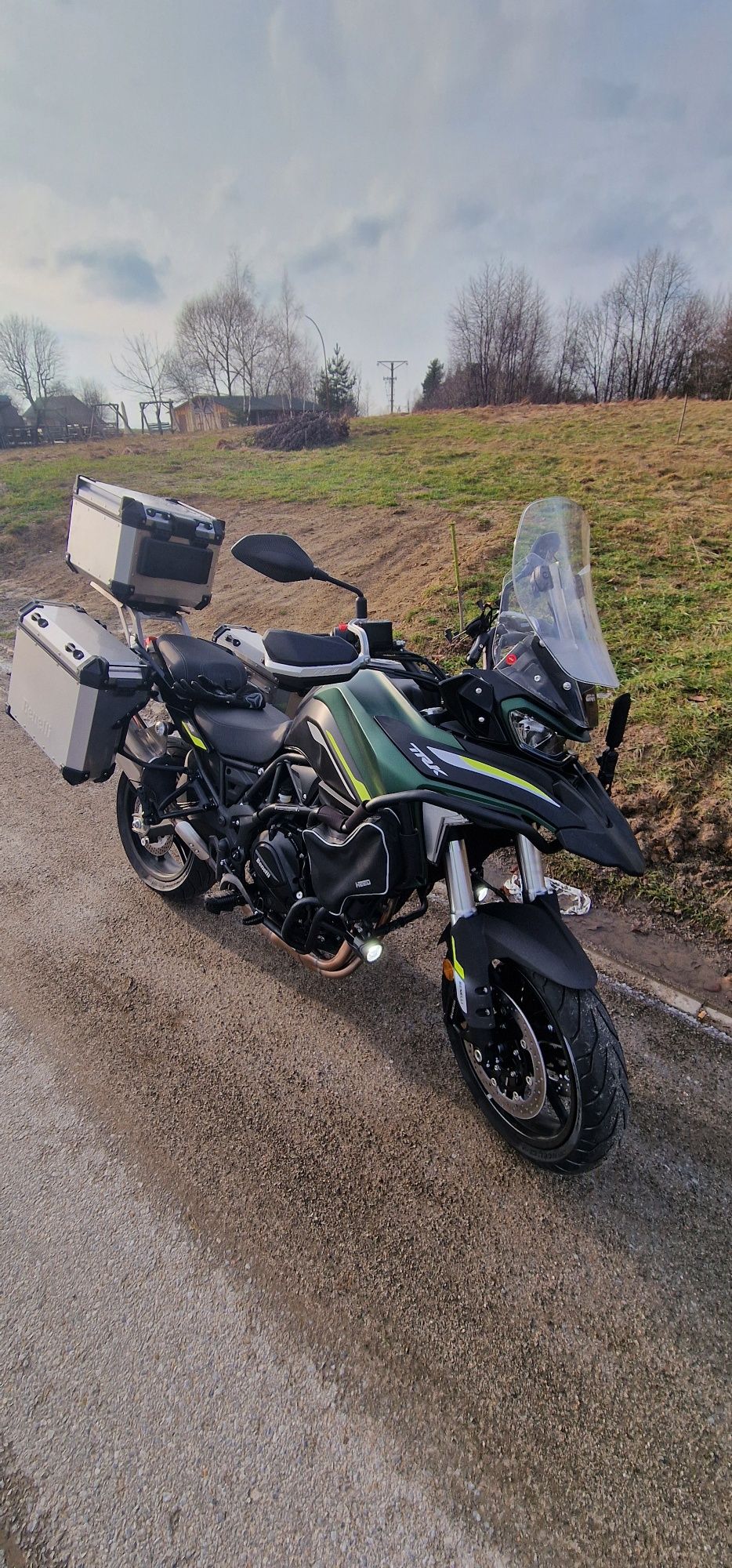 Wynajem wypożyczalnia motocykli  benelli trk 702