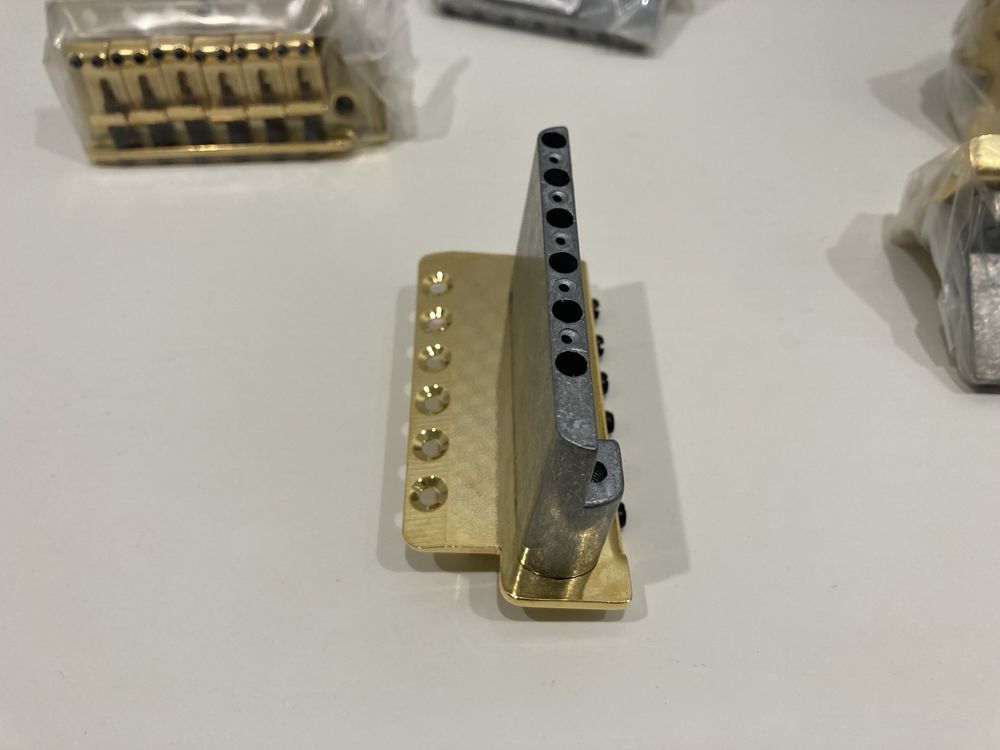 Fender Stratocaster Bridge Gold тремоло бридж на Strat