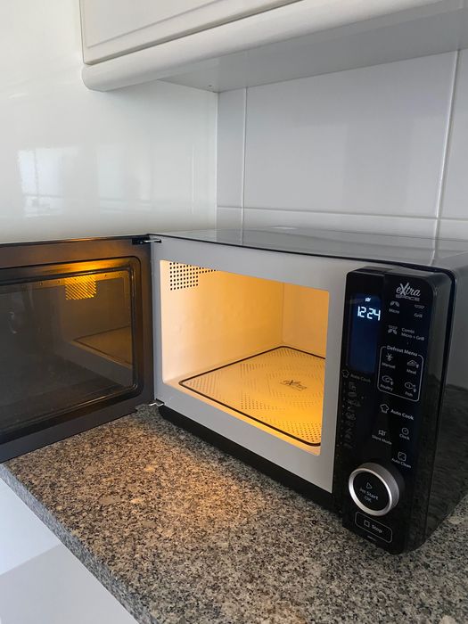 Micro-ondas WHIRLPOOL MWF421BL XTRASPACE (25 L - Com Grill - Preto)