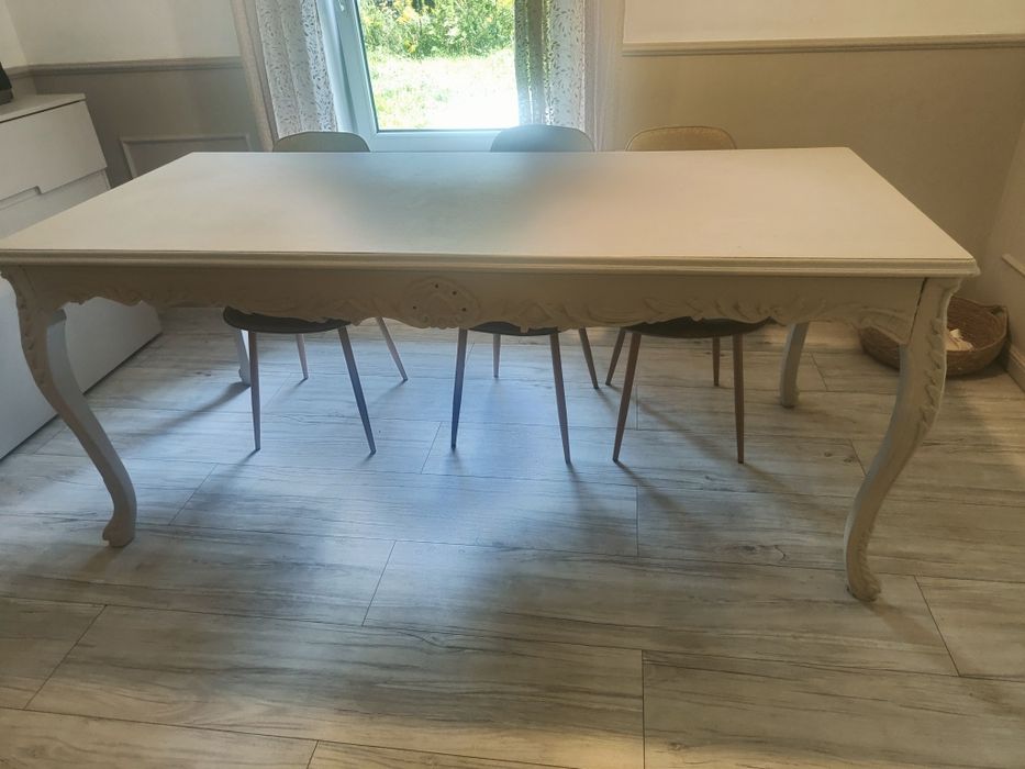 Stół w styl ludwikowskim