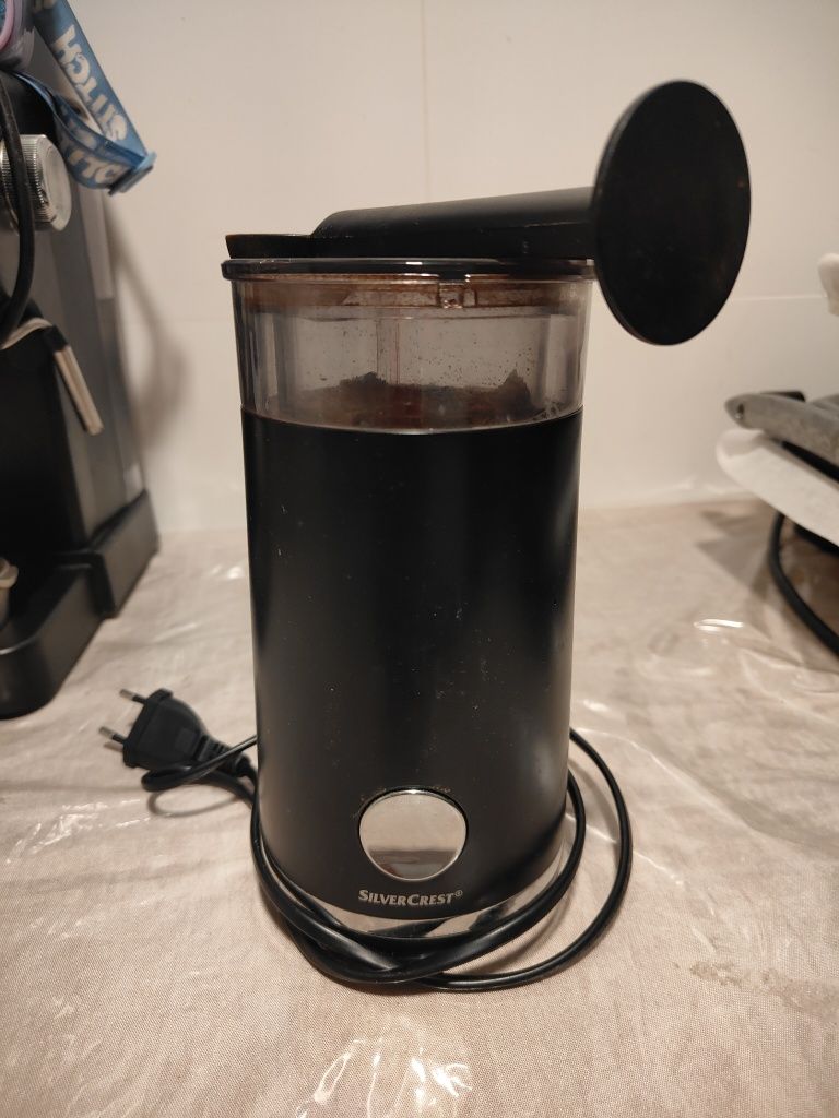 Máquina de café com moedor de grãos