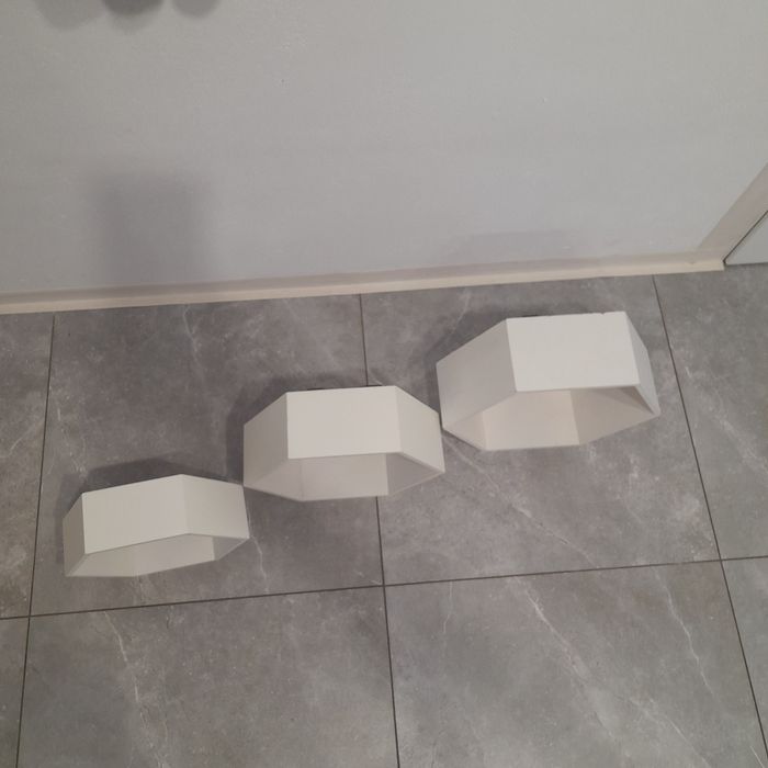 3x białe półki kształcie plastra miodu