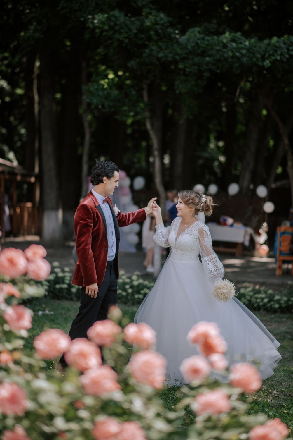 Весільна сукня з фатою і кільцями
