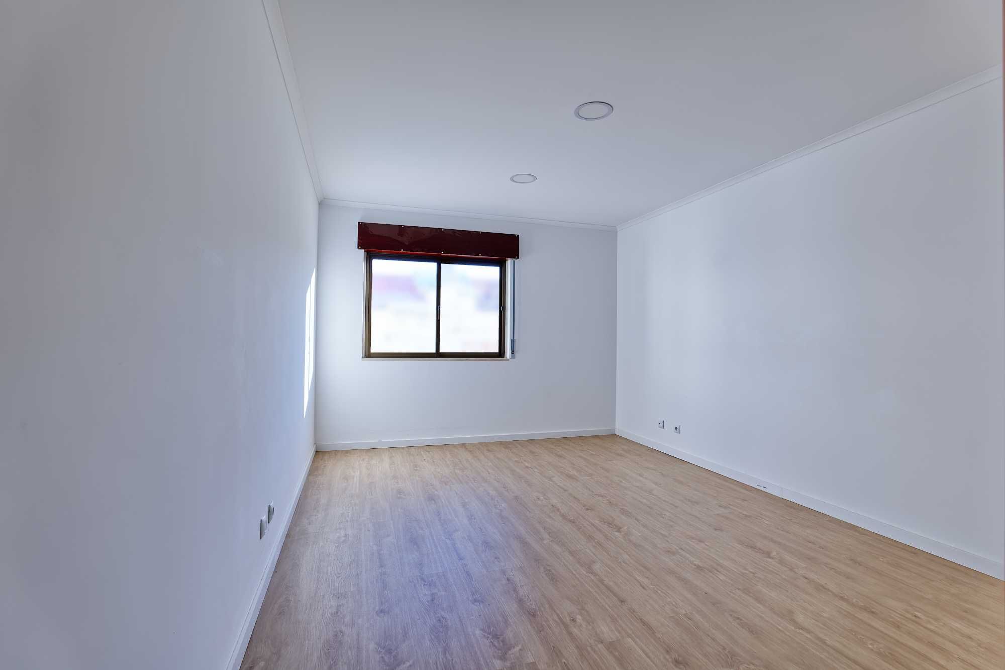 Amadora T2 -- 3 ass--1º Andar com garagem ( BOX) totalmente renovado