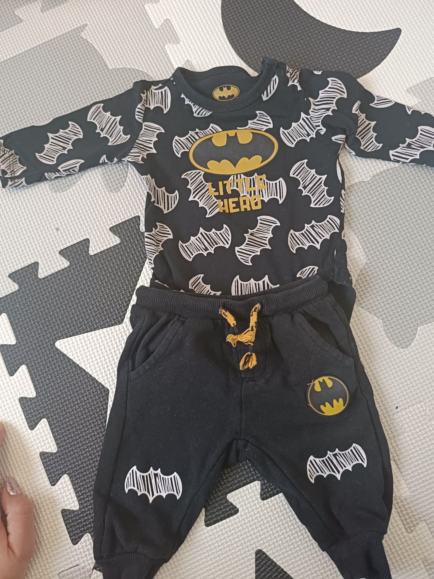 Wyprawka ciuszki Spodnie dresowe Batman body skarpety Smyk 62