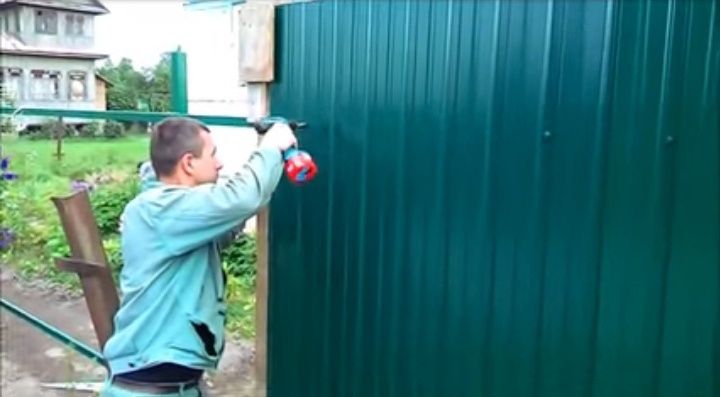Выполним установку забора из профнастила и сетки.