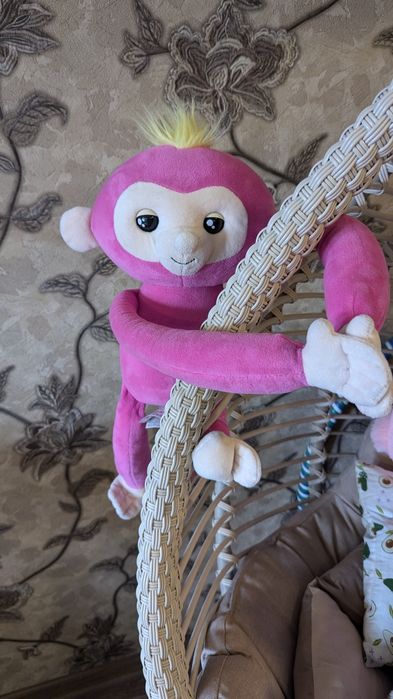Интерактивная мягкая детская игрушка Обезьянка-обнимашка Белла 42 см