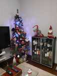 Arvore de Natal estatura alta com adereços totalmente decorada