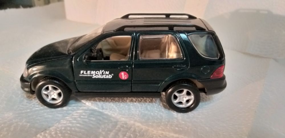 Vendo miniatura jipe Mercedes