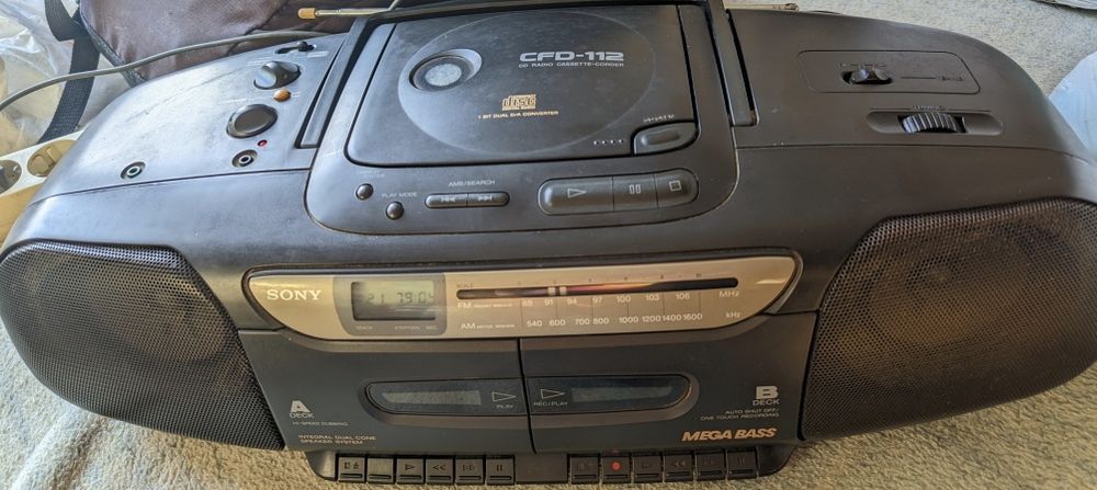 Vendo rádio portátil da Sony com leitor de CDs - modelo CFD-112