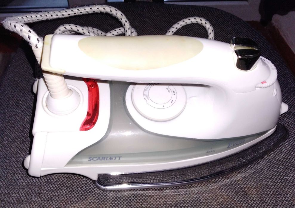 Утюг фирмы Scarlett
