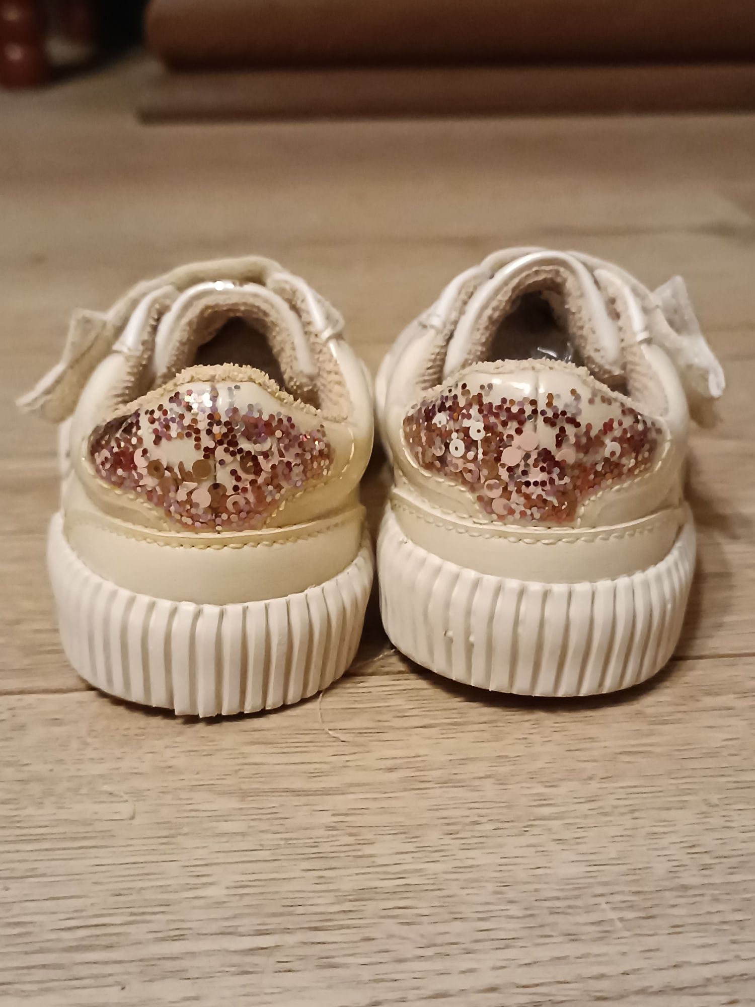 Buty /trampki Zara r.22 białe z błyszczącymi cekinami dziewczynka