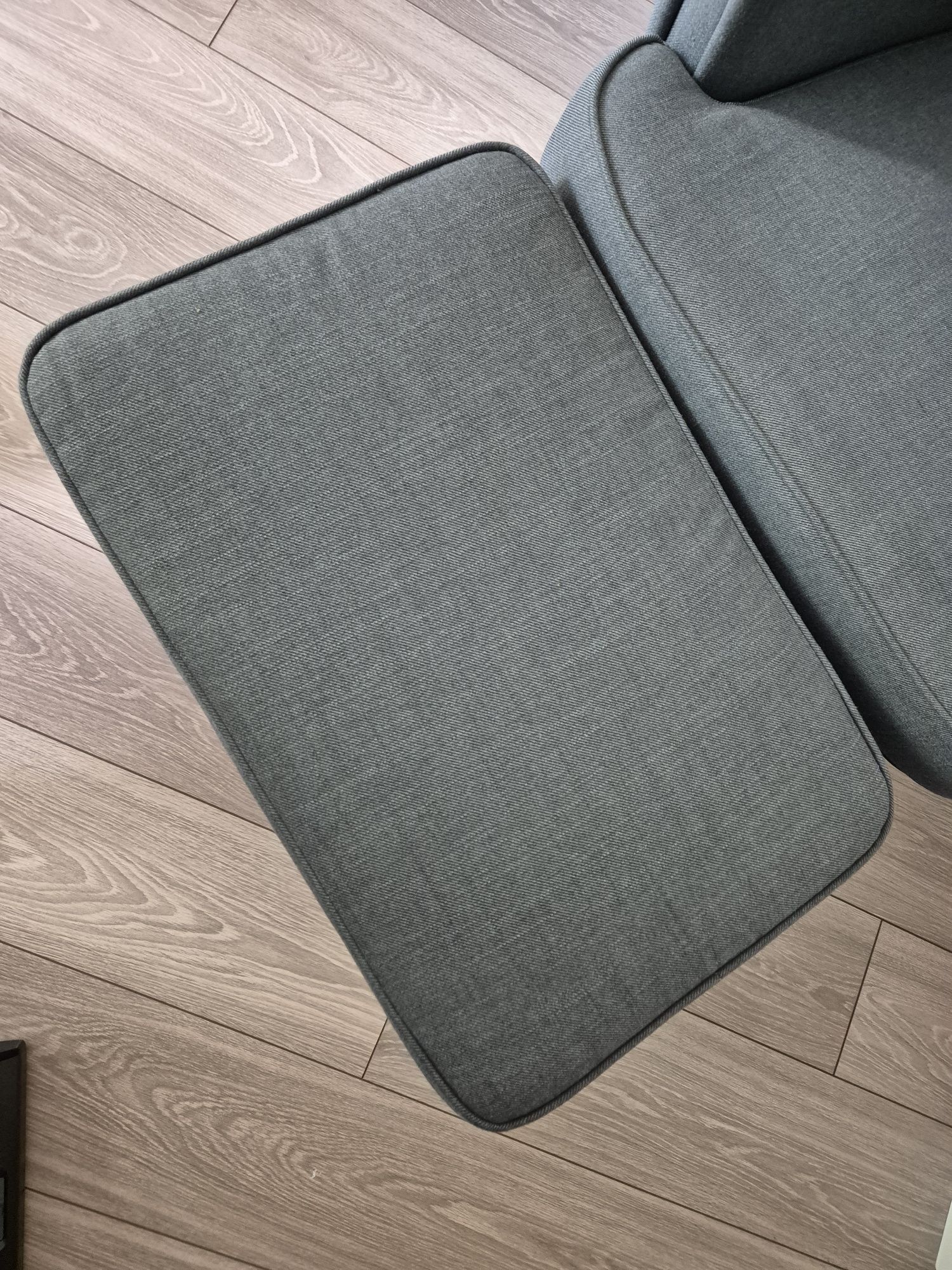 Fotel uszak STRANDMON IKEA szary z podnóżkiem. Stan bdb.