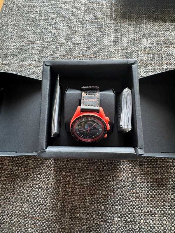 Omega Swatch SO33O100 – Lava w Metalicznym Odcieniu