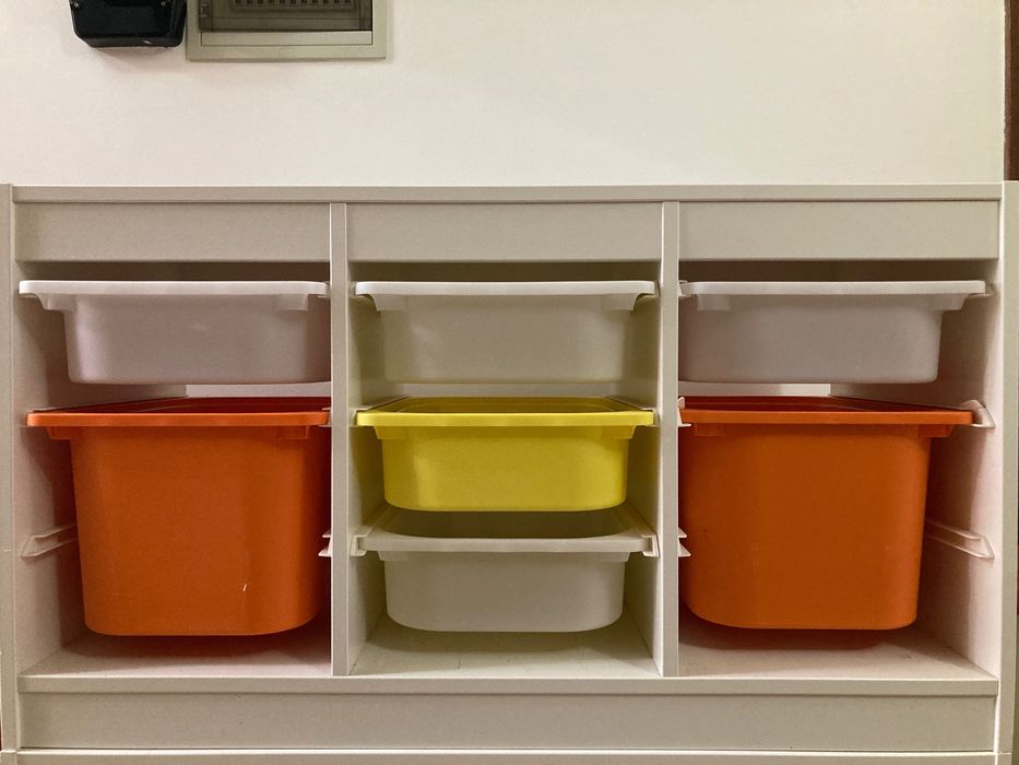 Móvel organizador infantil com caixas coloridas