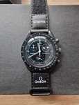 Omega x Swatch - Mission de phase de lune noire Snoopy - SO33B700