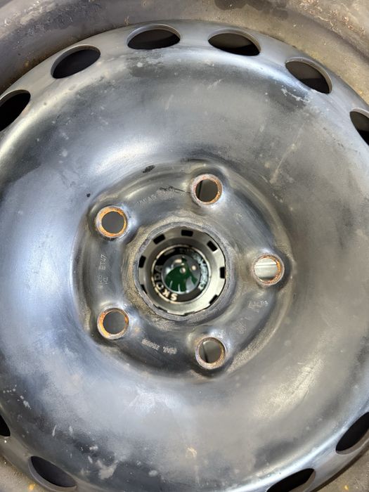 Koła SKODA  R15 z oponami zimowymi 195/65R16 KOŁPAKI