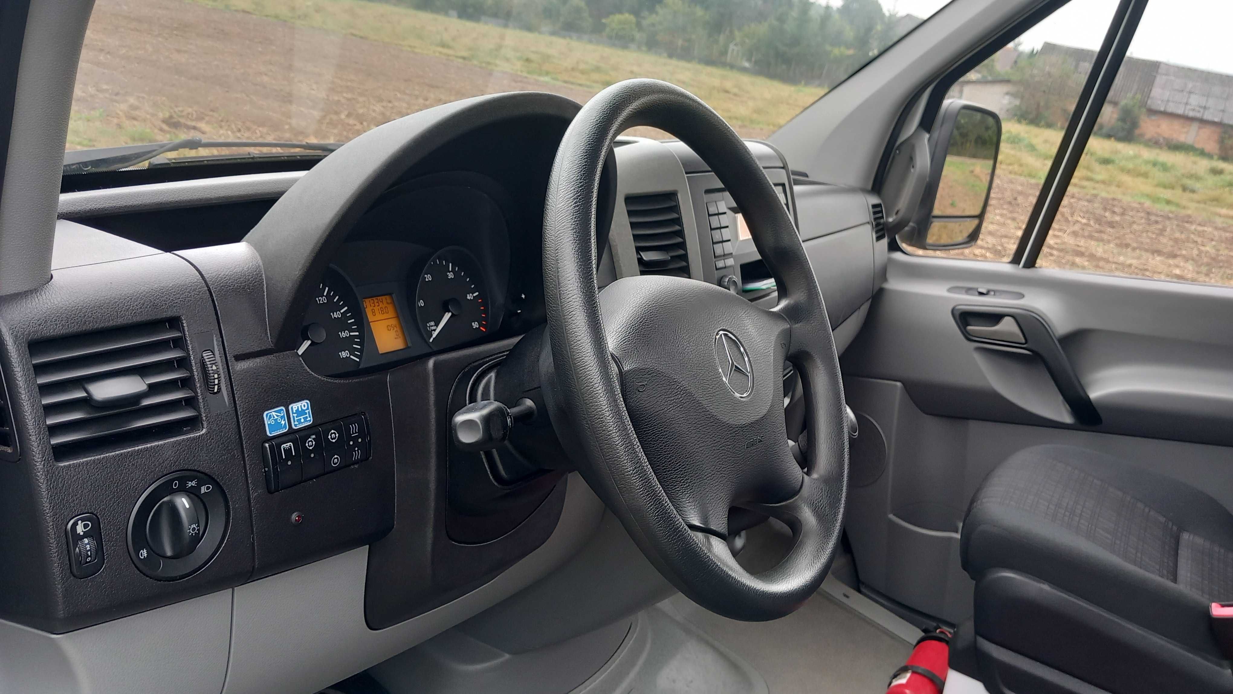 Podnośnik koszowy na podwoziu Mercedes Sprinter