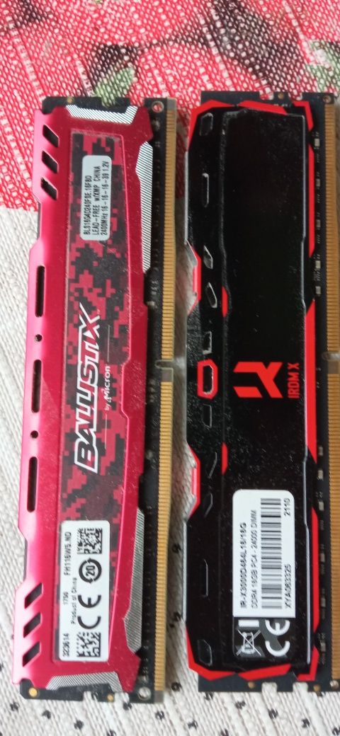 DDR4 2x16GB 2400 MHz.
