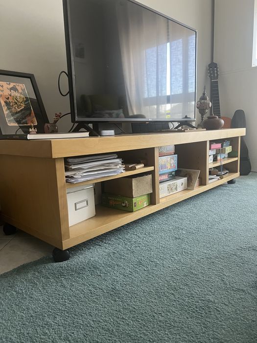 Móvel de TV com rodas