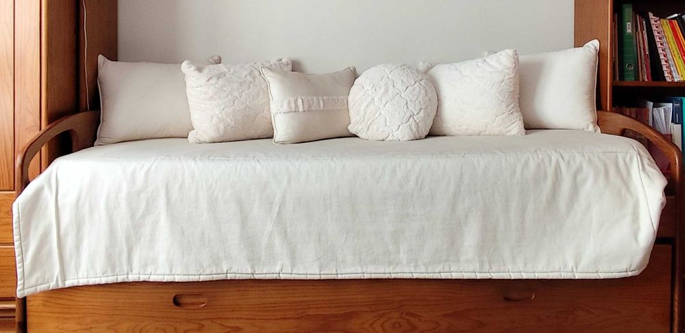 Edredão e almofadas para cama de solteiro