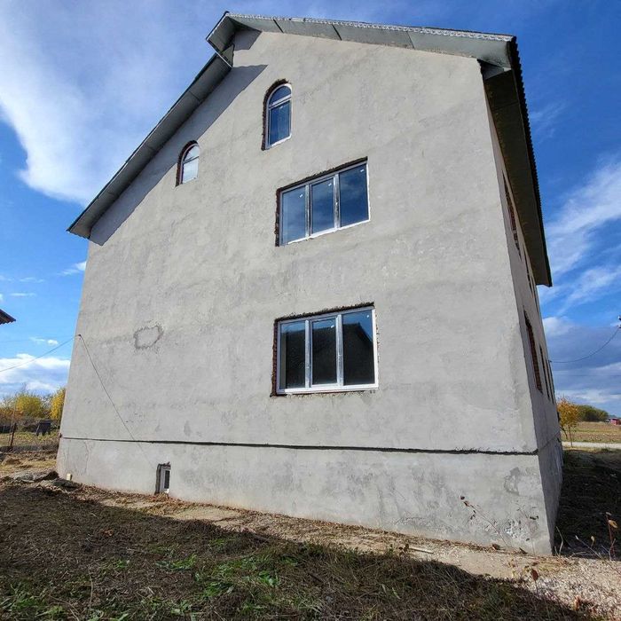 Продаж 2 поверхового будинку з літньою кухнею, гаражем та госп. приміщ