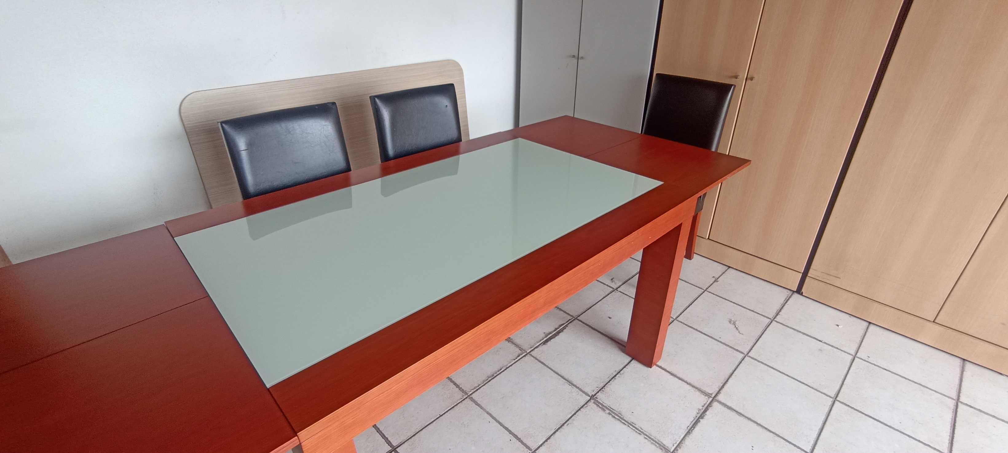 Mesa de jantar folheada a cerejeira