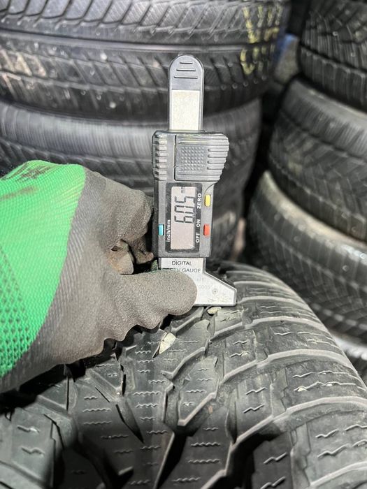 Nokian 225/55/17 пара щимрих шин