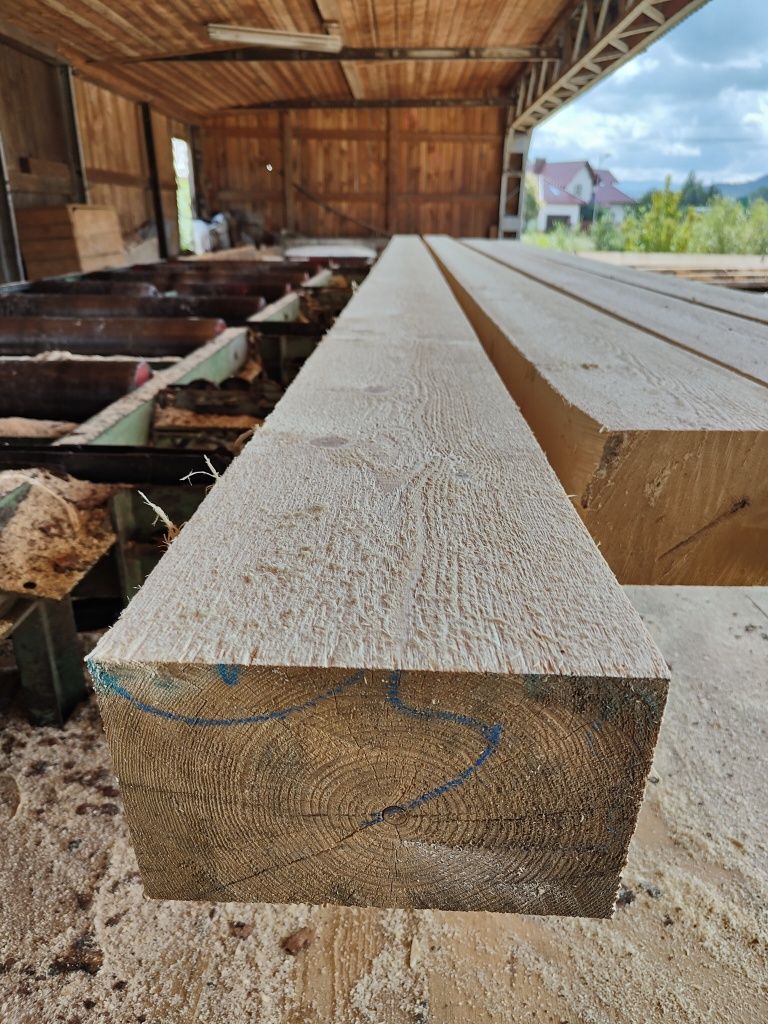 Deski szalunkowe stemple kantówki więźba drewno na dach