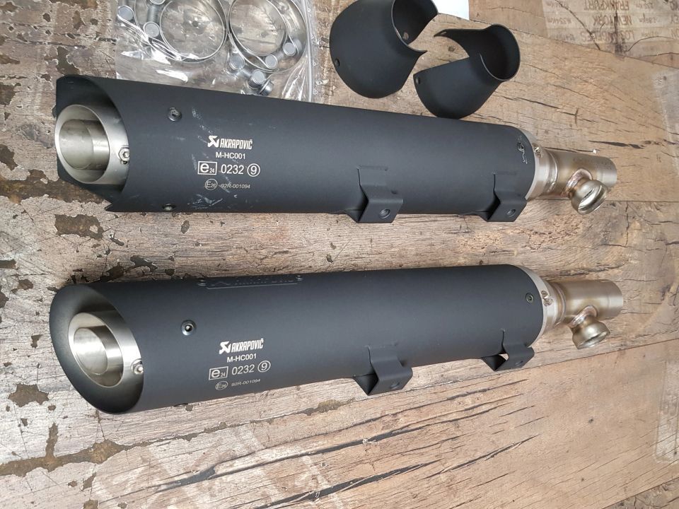 Fabrycznie nowe tłumiki Akrapovic Harley Davidson Sportster