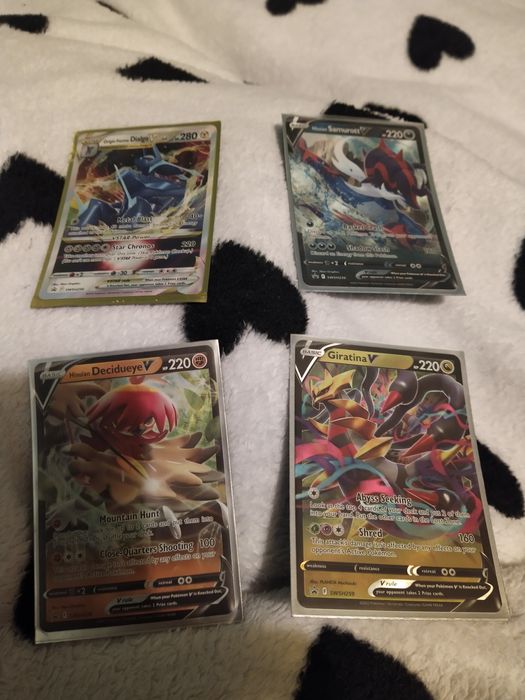 Cztery karty pokemon