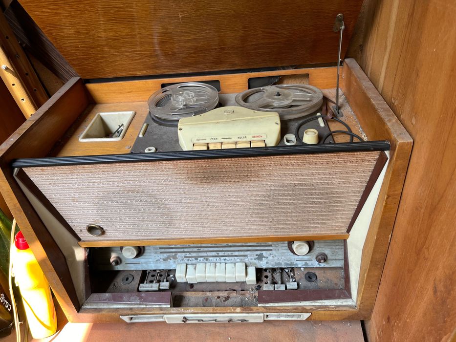Радіоприймач з бобінним магнітофоном