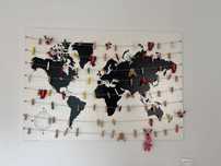 Mapa mundi com varal e grampinhos