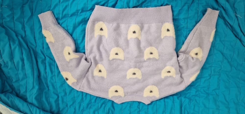 Reserved fioletowy sweterek w beżowe kotki