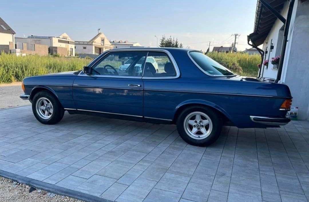 Samochód do sesji mercedes Niebieski coupe retro zabytek w123 beczka ś