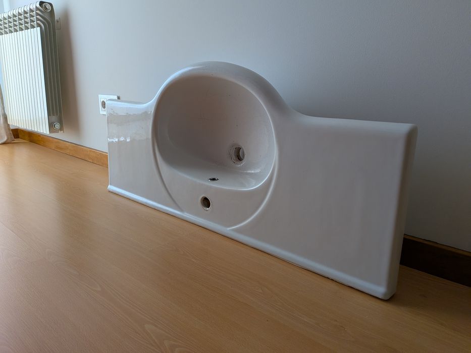 Lavatório usado em bom estado