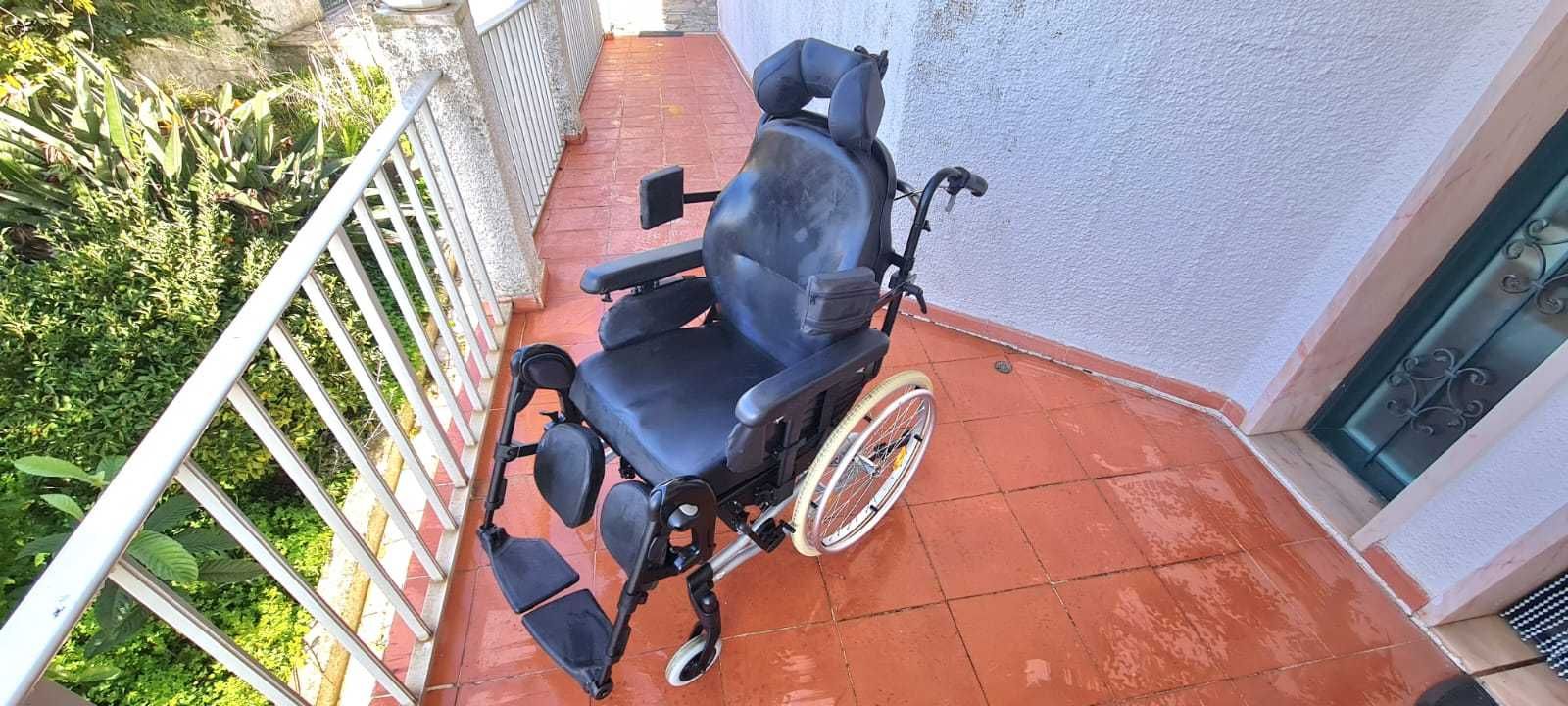 Cadeira de rodas manual Breezy Relax 2 com apoio para pernas e pescoço