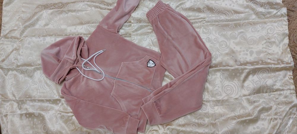 Костюм  велюровий  на замку