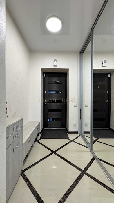 Трьохкімнатна квартира з ремонтом у Гранд Виллас. Газове опалення