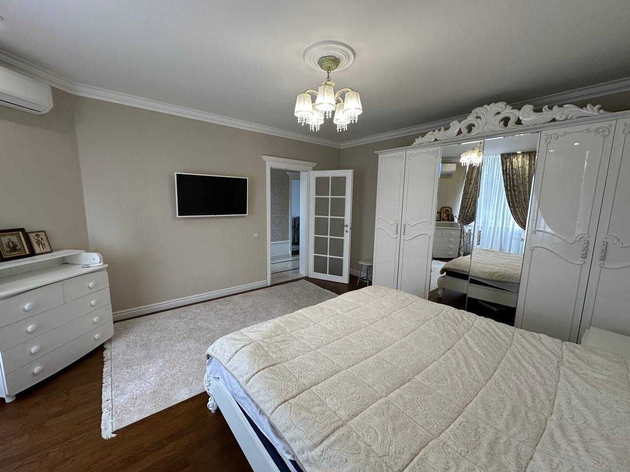 Продається  3-кімнатна квартира з дизайнерським ремонтом \113 м²