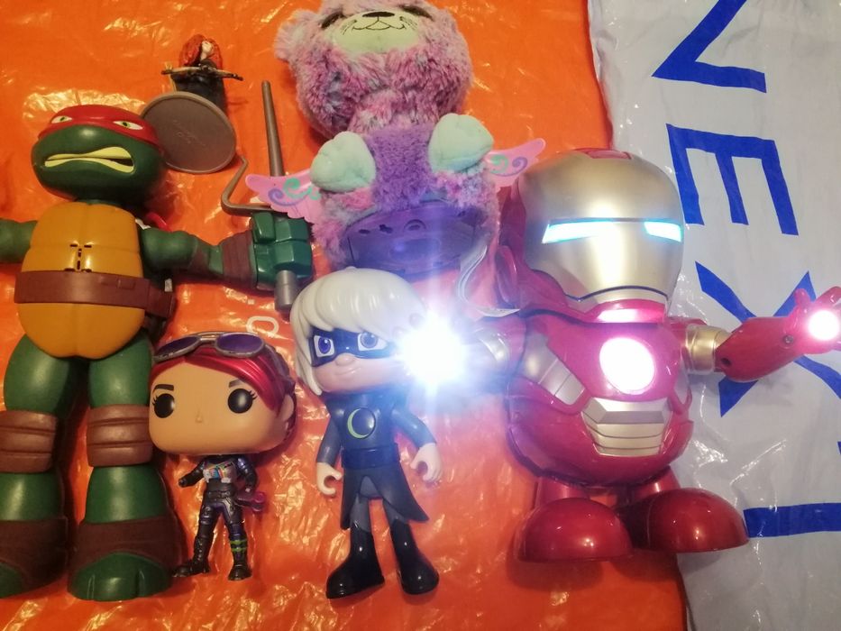 Интерактивная игрушка Hatchimals. Фигурка Funko POP! Герои в масках.