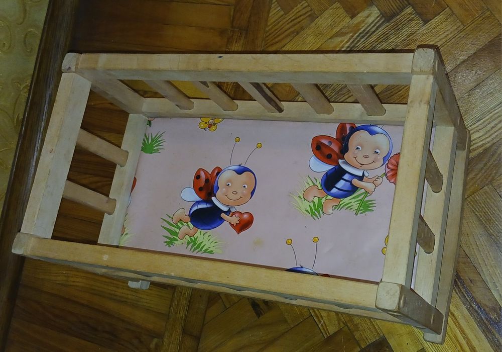 Дерев'яне іграшкове ліжечко