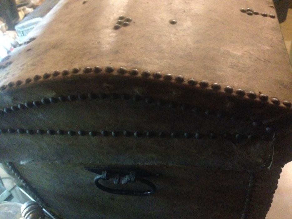 Baú de pele de grandes dimensoes , com bastantes anos , um bau antigo
